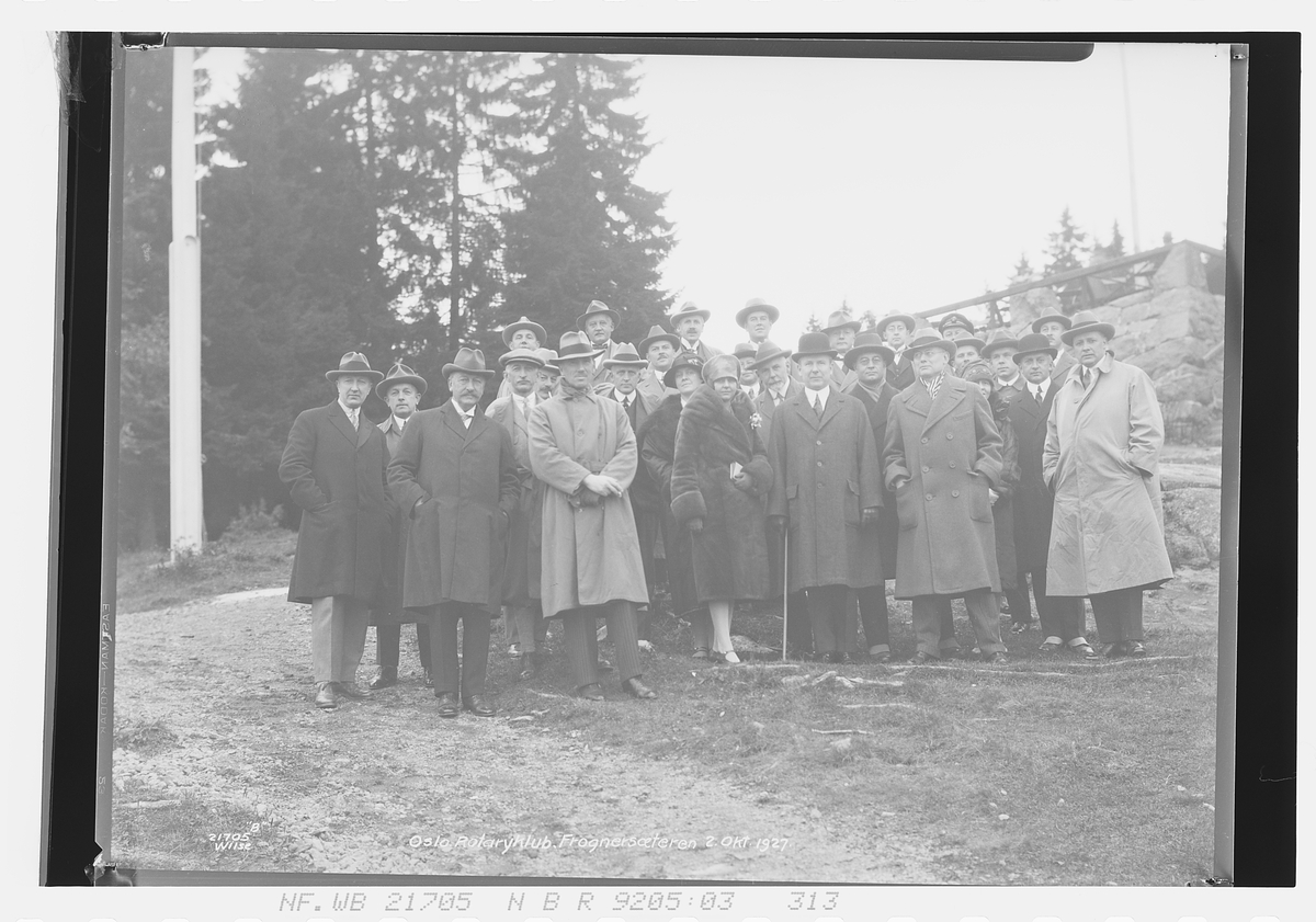 Gruppeportrett medlemmer i Oslo Rotary klubb. Datert "Oslo Rotaryklub Frognersæteren 2. okt 1927".