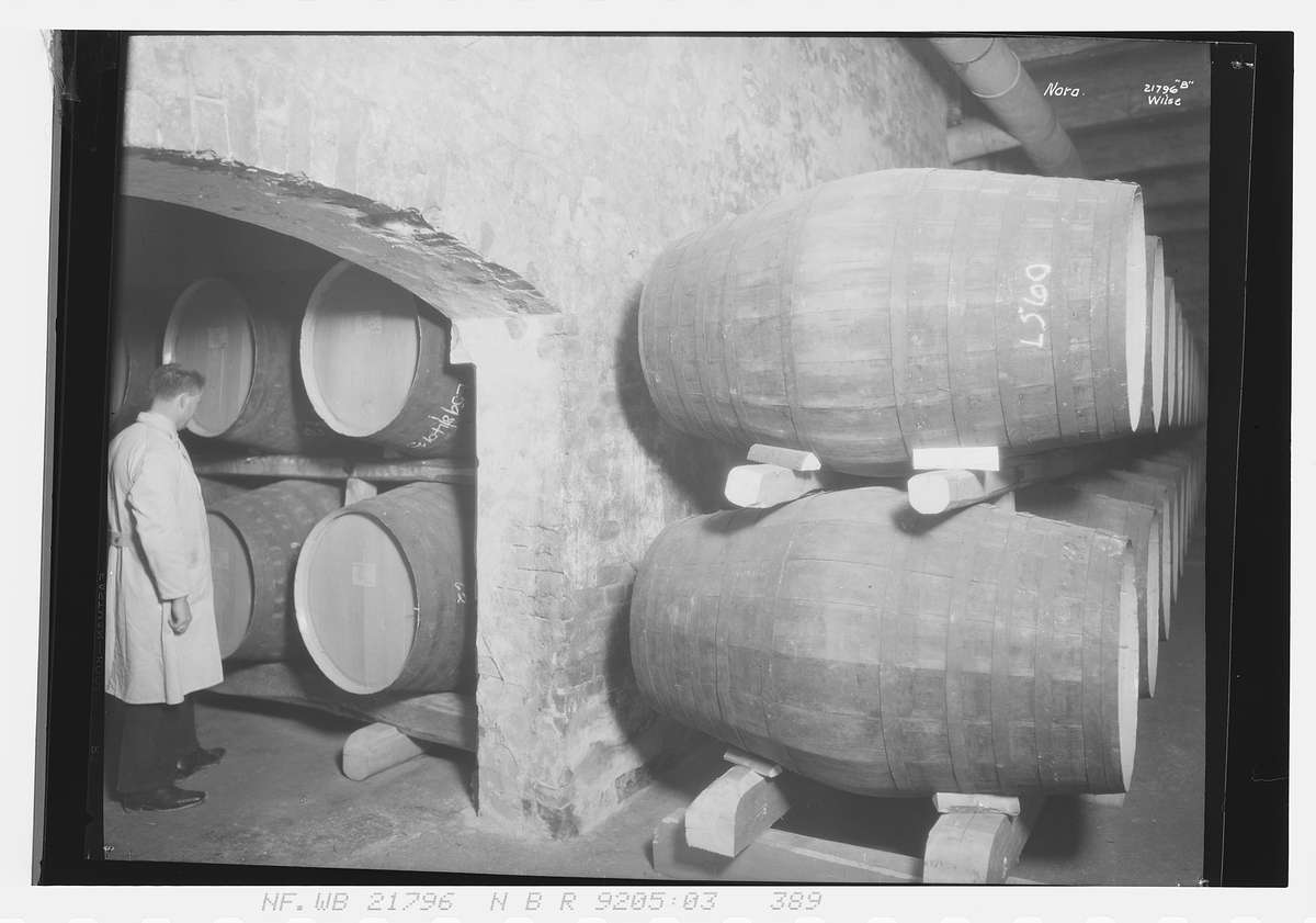 Tønner på lager, Nora, Vinmonopolet. Fotografert 1930.
