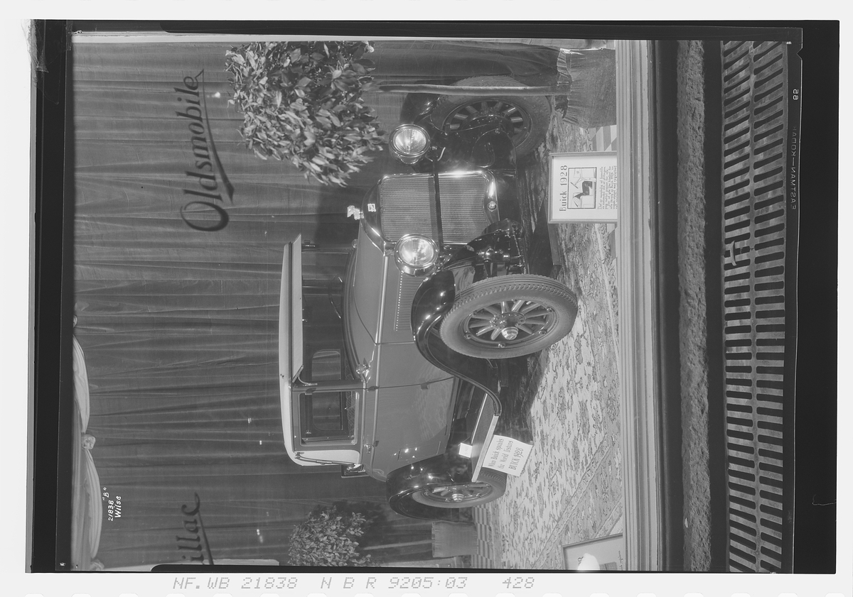 Buick 1928 i utstillingsvindu hos Sørensen & Balchen A/S. Fotografert 1827.