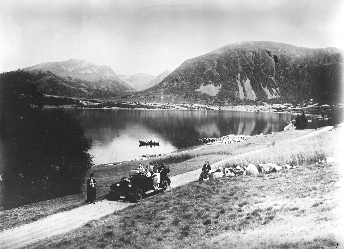 Bil fra Aarø automobilselskap, Fræna Malmefjorden. Fotografert 1928.