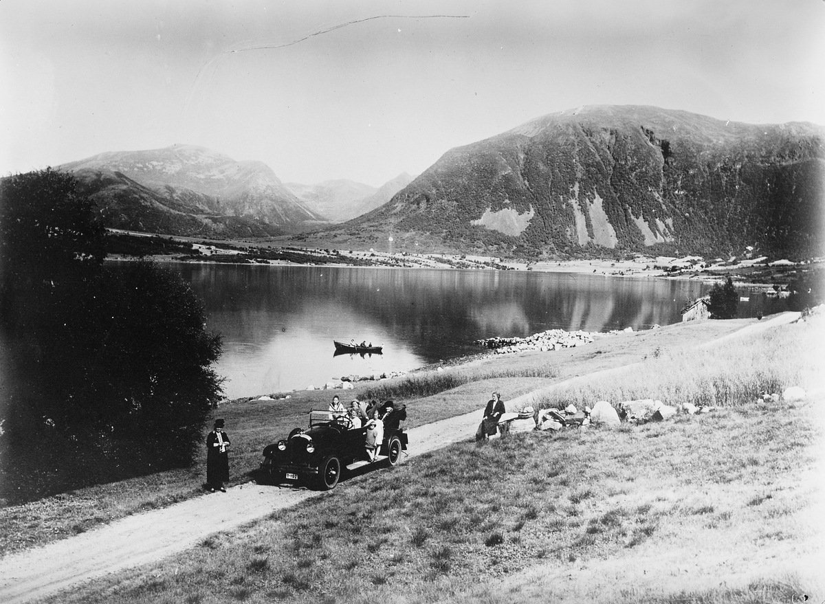 Bil fra Aarø automobilselskap, Fræna Malmefjorden. Fotografert 1928.