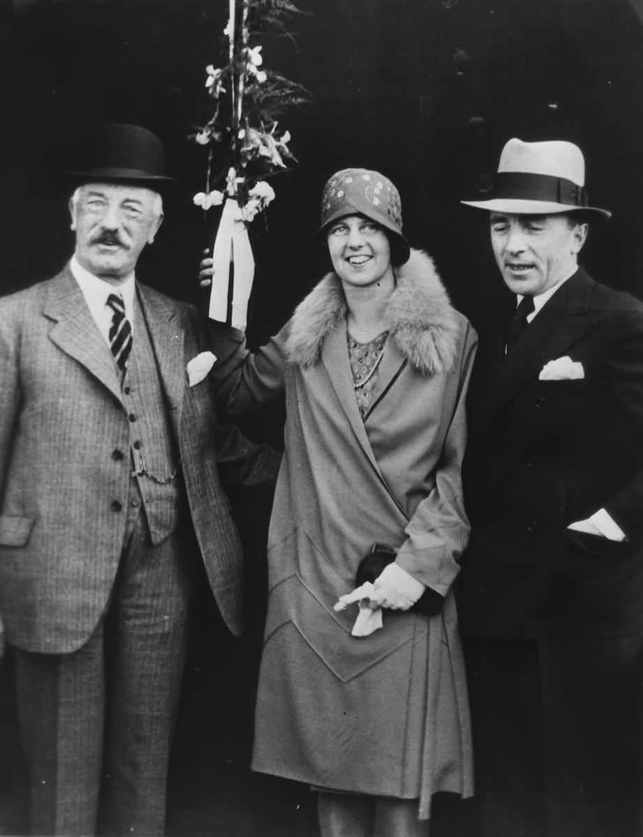 Kvinne og menn klar for dåp av skipet Kosmos.