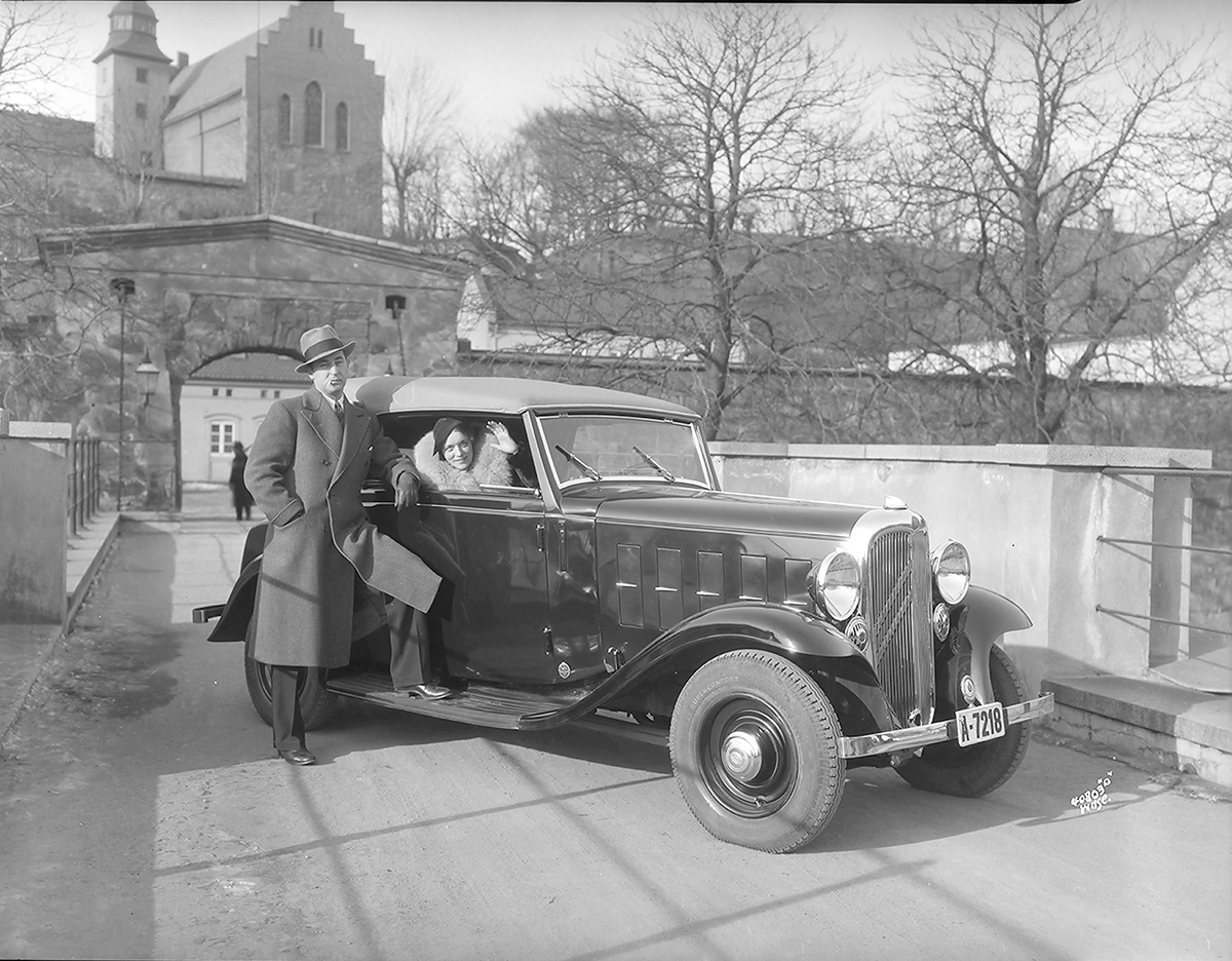 Mann og kvinne i bil, Citroën A-7218, utenfor Akershus festning, Oslo.