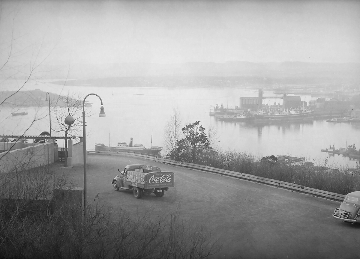 Coca-Cola varebil står parkert ved Ekebergrestauranten. Fotografert 1938.