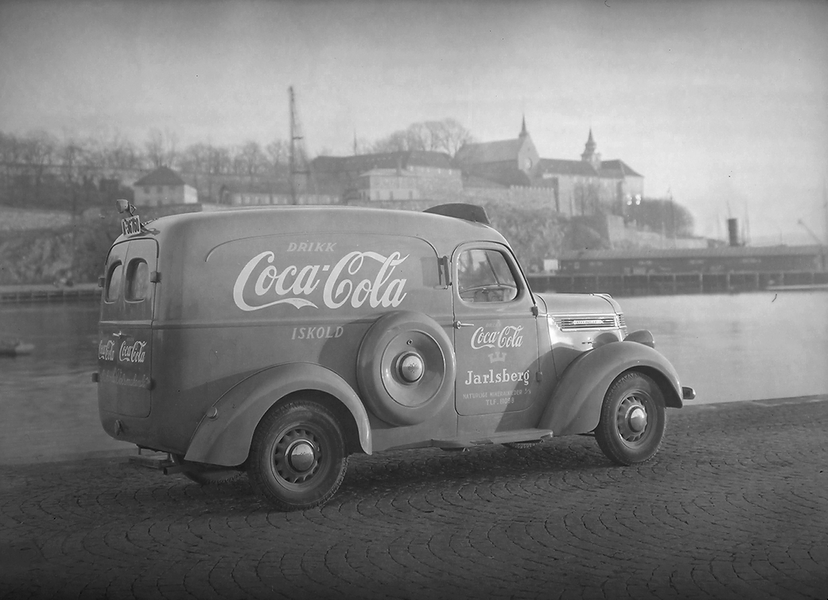 Coca-Cola- og Jarlsberg-bil A-36760, utenfor Akershus festning og slott, Oslo. Fotografert 1939.