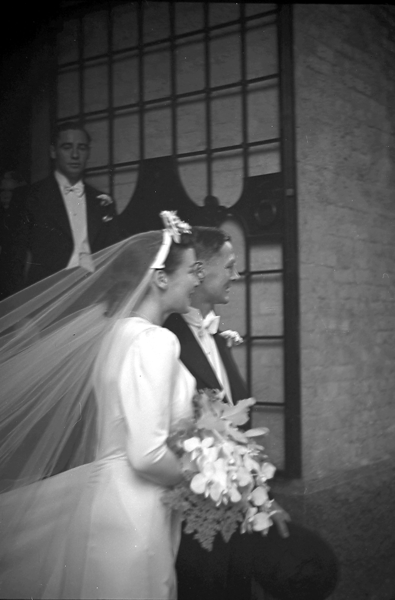 Brudeparet Eitzen kommer ut av kirken. Fotografert 1939.