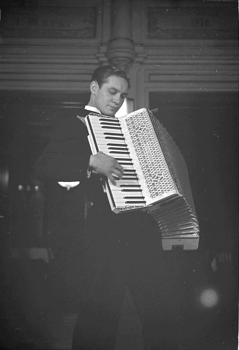 Musiker Håkon Askjer spiller trekkspill i Roy Fox jazzband. Fotografert 09.12.1939.