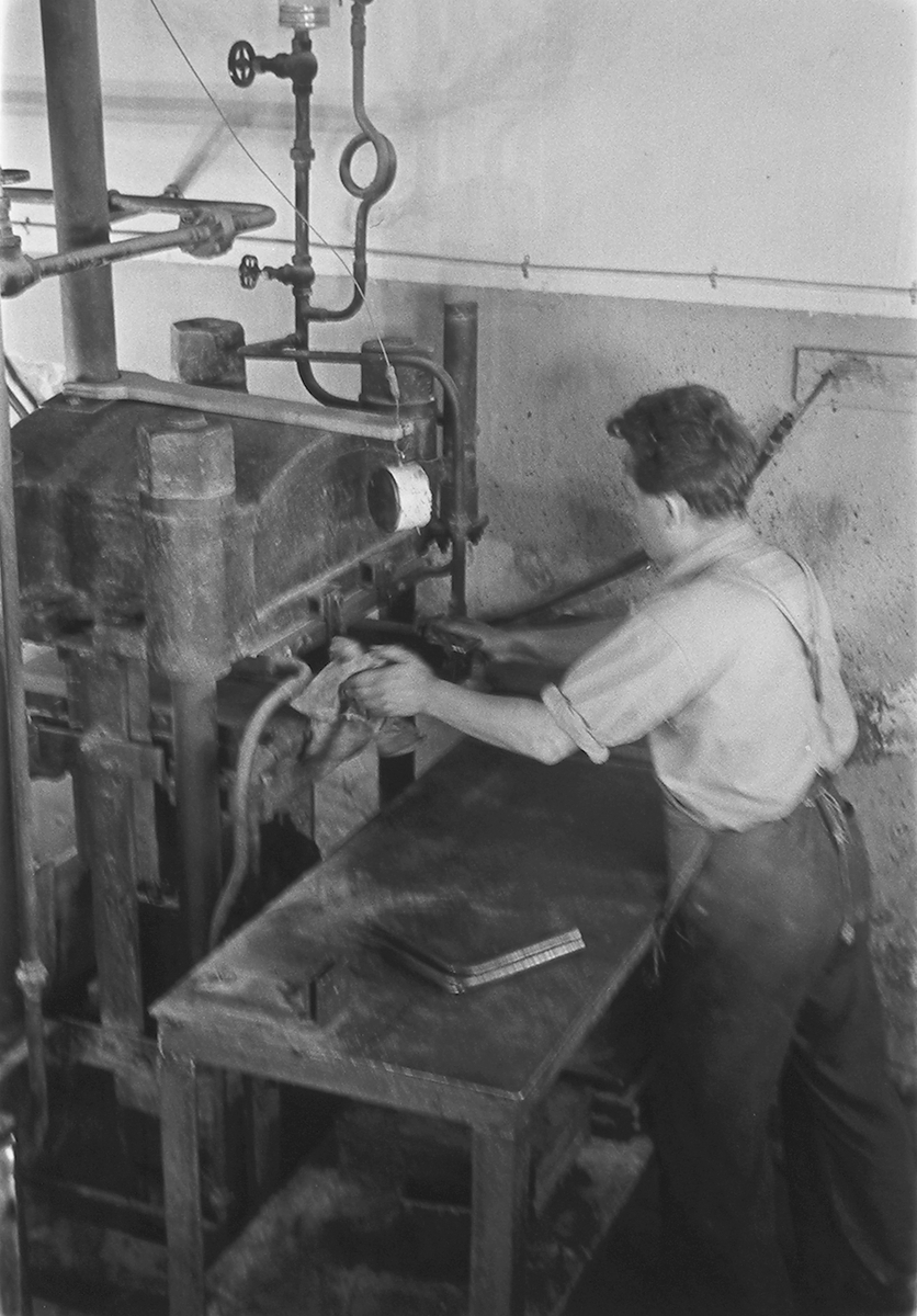 Ansatte i produksjonshallen. Den Norske Kalosje- & Gummivarefabrikk A/S, senere Mjøndalen Gummivarefabrikk, Eiker. Fotografert 1940.