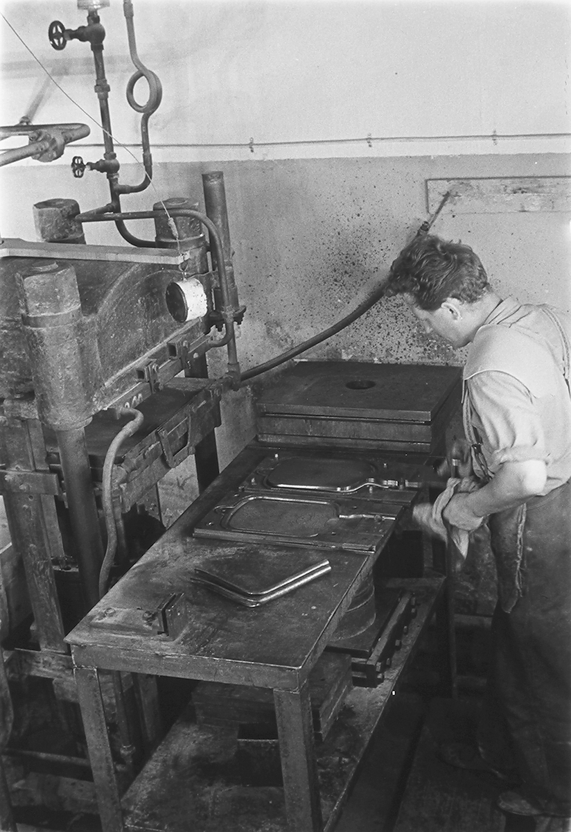 Ansatte i produksjonshallen. Den Norske Kalosje- & Gummivarefabrikk A/S, senere Mjøndalen Gummivarefabrikk, Eiker. Fotografert 1940.