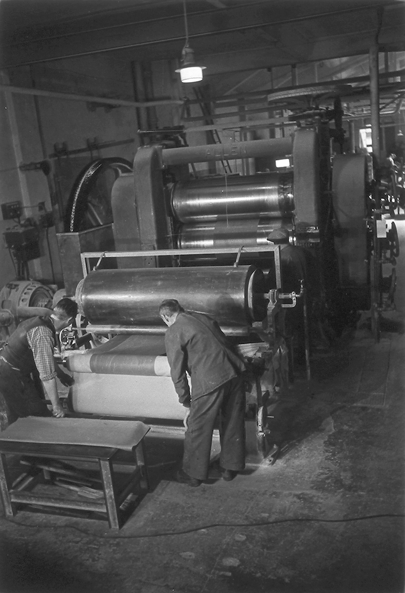 Ansatte i produksjonshallen. Den Norske Kalosje- & Gummivarefabrikk A/S, senere Mjøndalen Gummivarefabrikk, Eiker. Fotografert 1940.