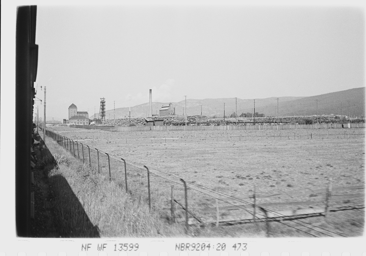 Landskap med fabrikk. Antatt ved Drammen. Fotografert 1940.