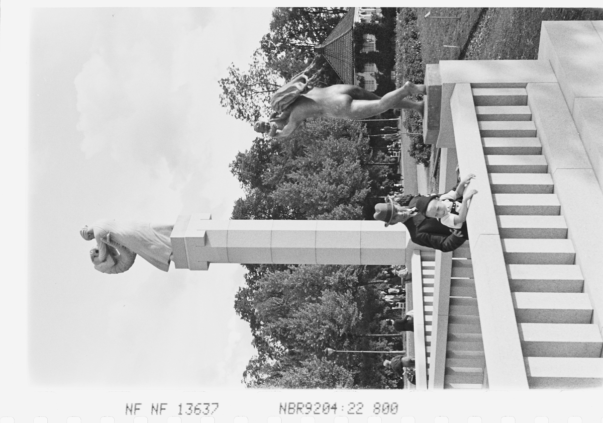 Mann og barn besøker skulpturer Vigelandsparken, Frogner, Oslo. Fotografert 1940.