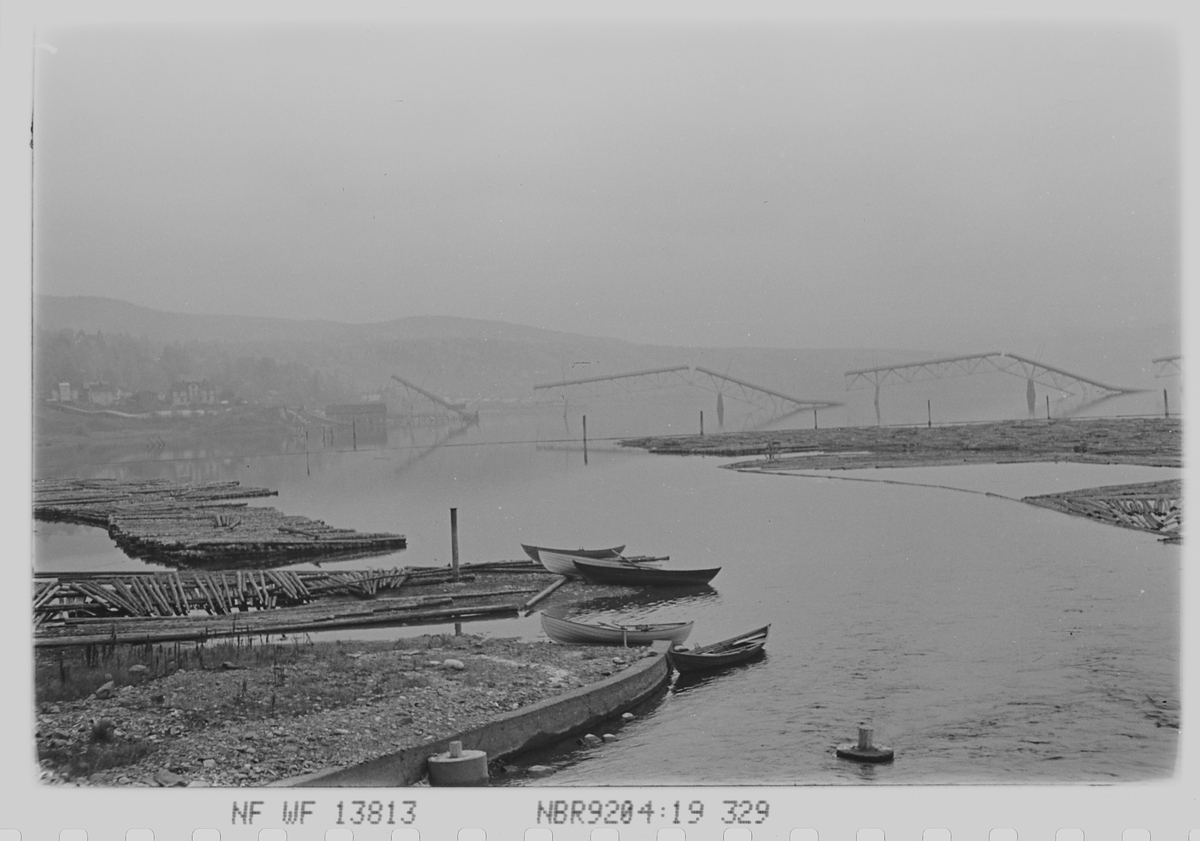 Tømmerfløting i Gudbrandsdalslågen ved Lillehammer.            Fotografert 1940.