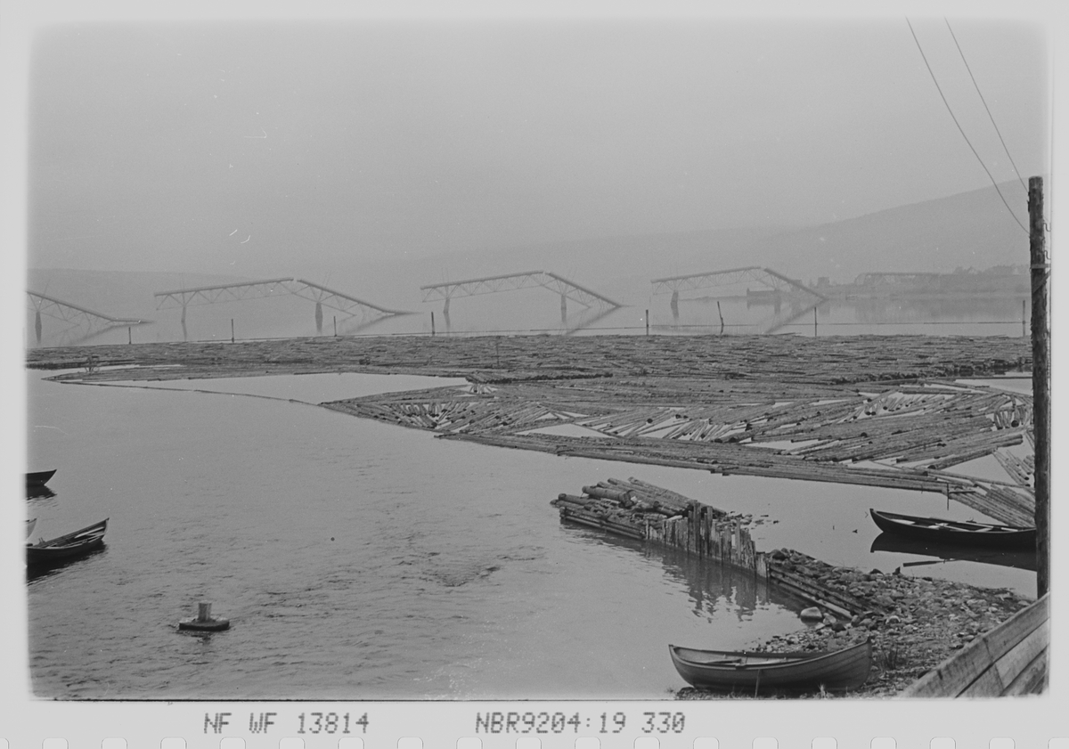 Tømmerfløting i Gudbrandsdalslågen ved Lillehammer.            Fotografert 1940.