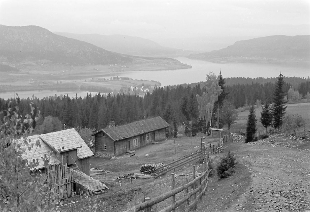 Landskap fra Fluberg mot Randsfjorden. Fotografert 1940.