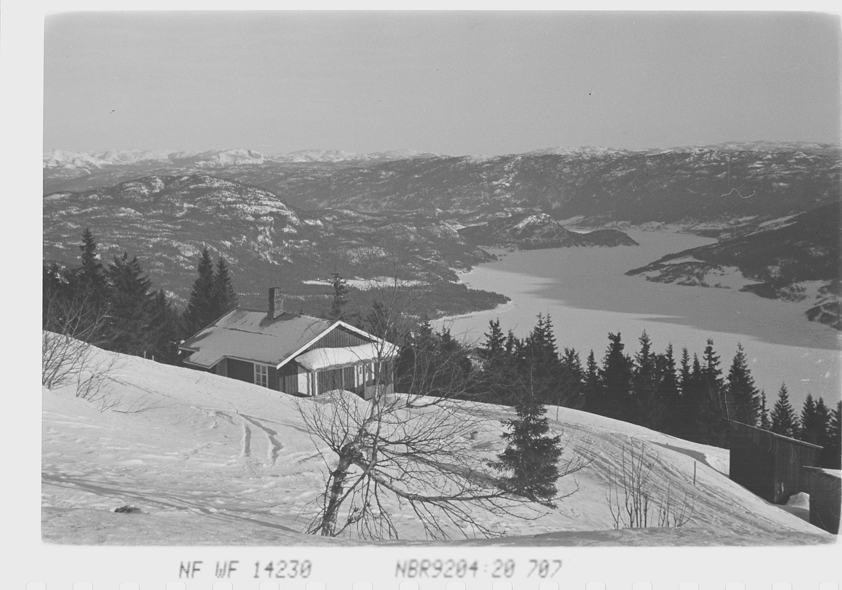 Hytte i vinterlandskap på Norefjell, Krødsherad. Fotografert 1941.