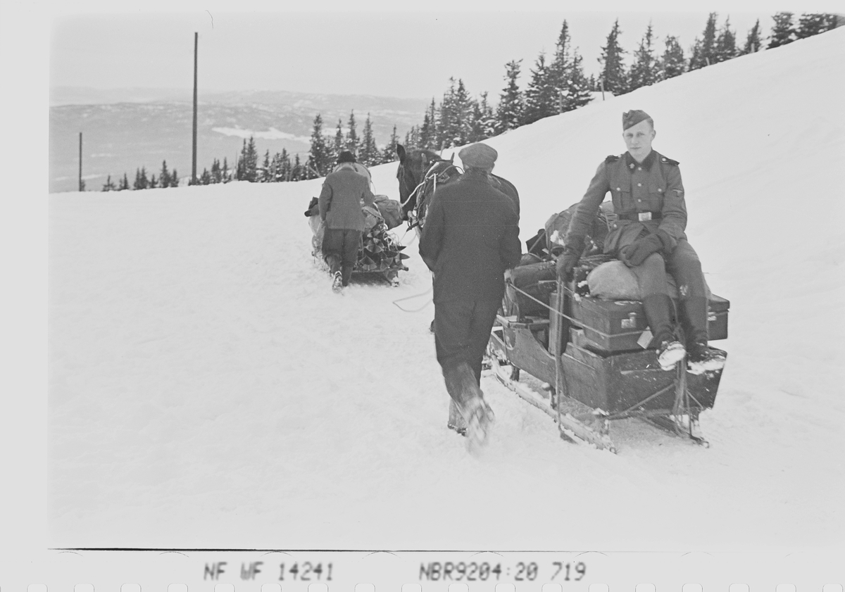 Bagasjefrakting med hest og slede fra Fjellhvil og antatt gjest i uniform. Fotografert 1941.