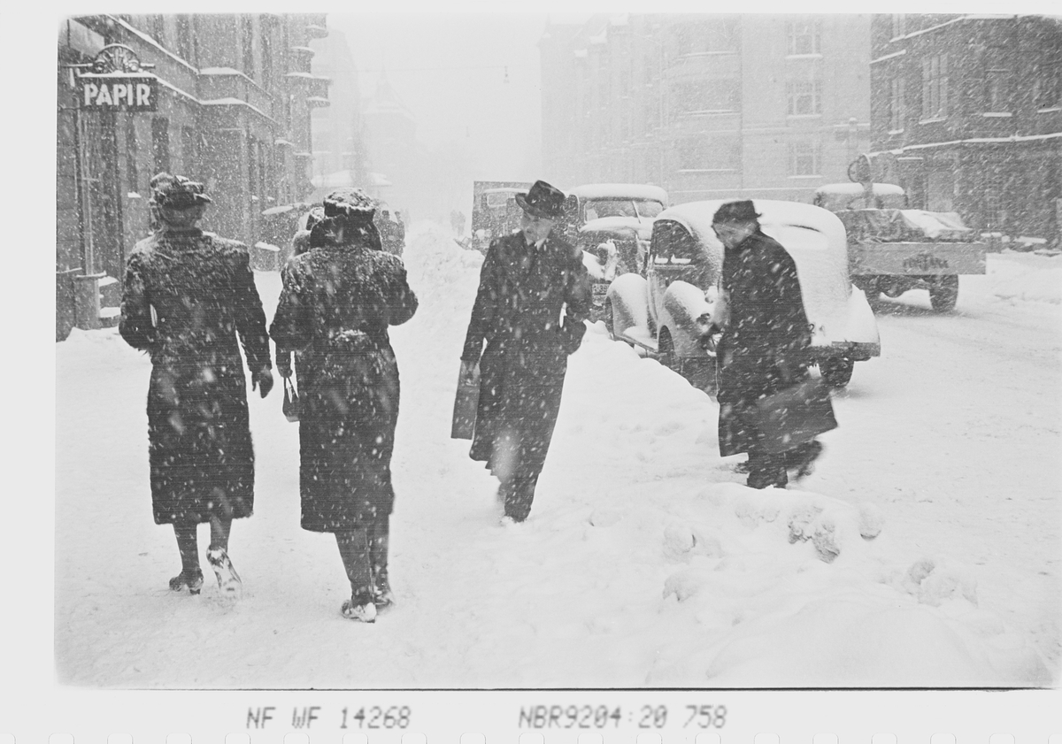 Vintergate i Oslo med personer i snøvær. Fredrik Stangs gate, Frogner, Oslo. Fotografert 1941.