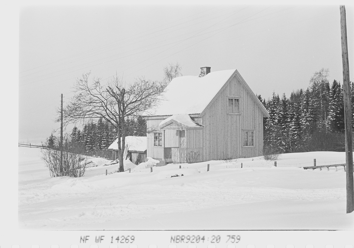 Hus i vinterlandskap, Haugsbygda, Ringerike. Fotografert 1941