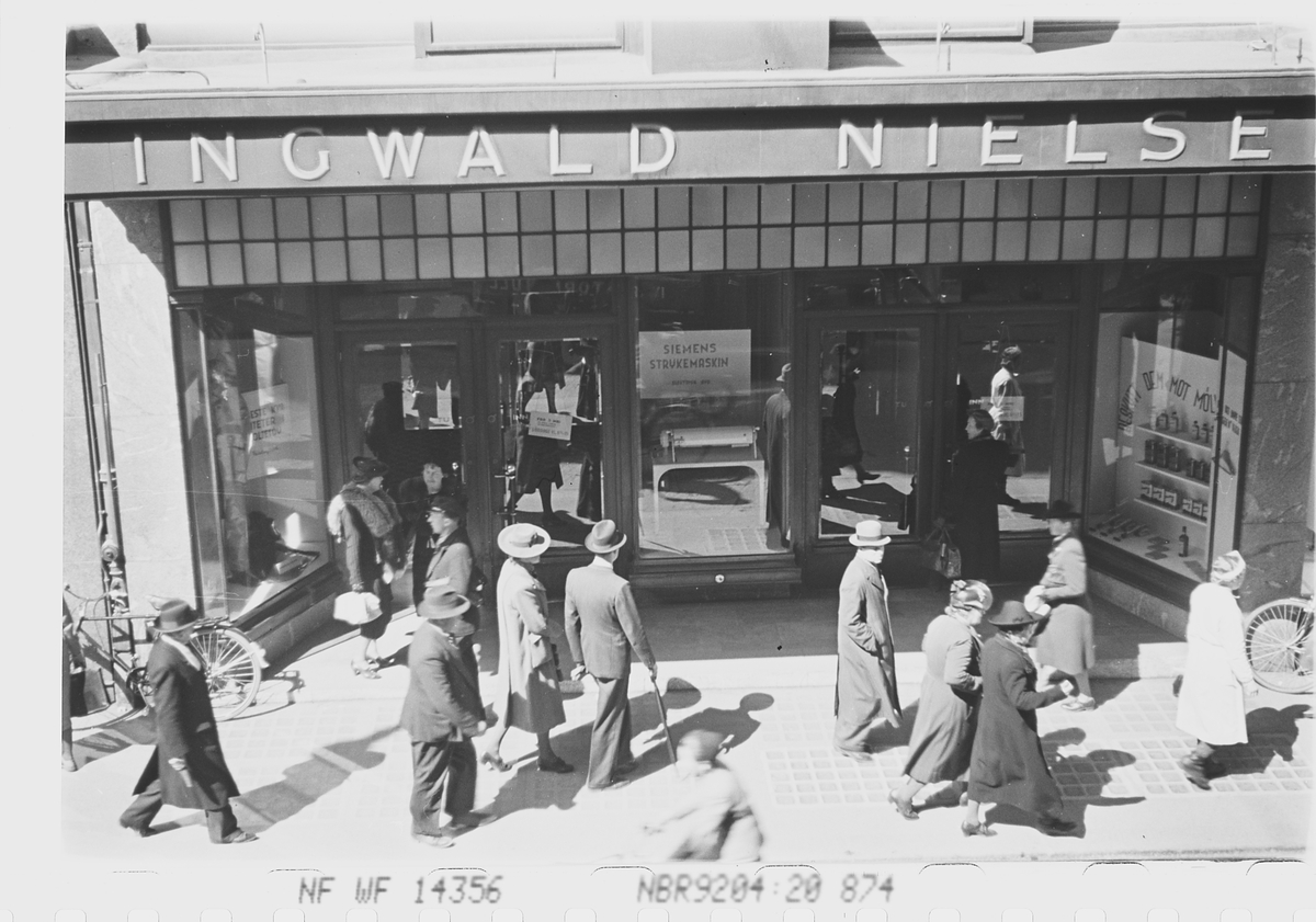 Personer forran Ingwald Nielsen, jernvareforretning. Oslo. Fotografert 1941.