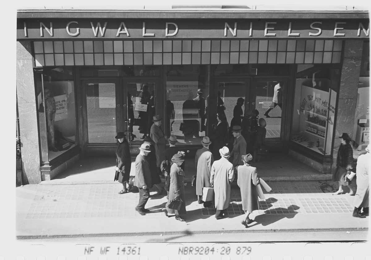 Personer forran Ingwald Nielsen, jernvareforretning. Oslo. Fotografert 1941.