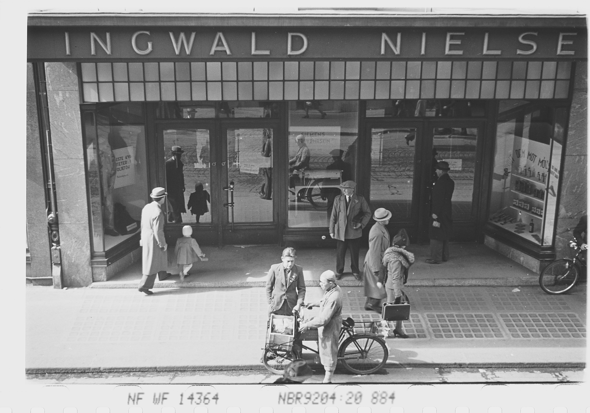 Personer forran Ingwald Nielsen, jernvareforretning. Oslo. Fotografert 1941.