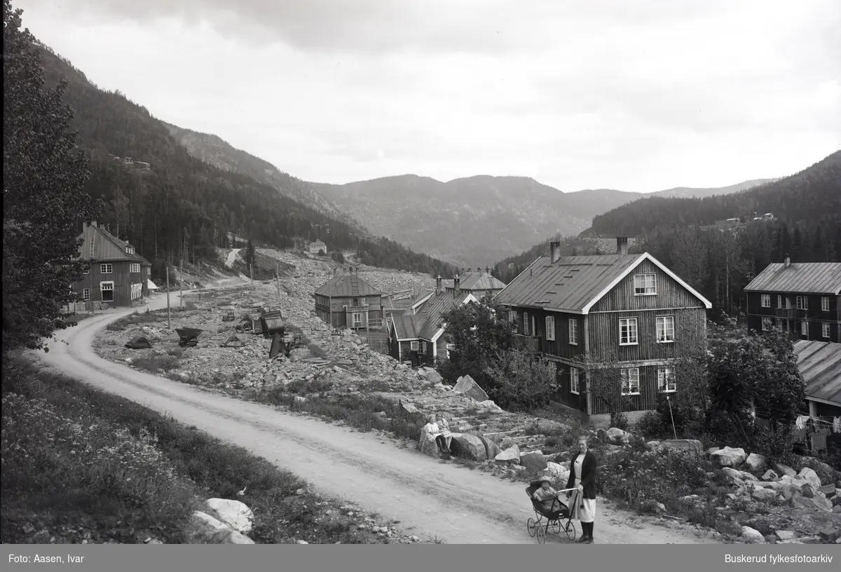 Rødberg
Brakkene som ble bygd for anleggsarbeiderne på sletta nedenfor brua på Rødberg, og som nå er neddemt. Vi ser jernbanestasjonen til venstre i bildet og messa lengst bak.