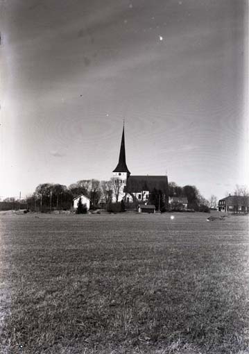 Romfartuna kyrka från söder.