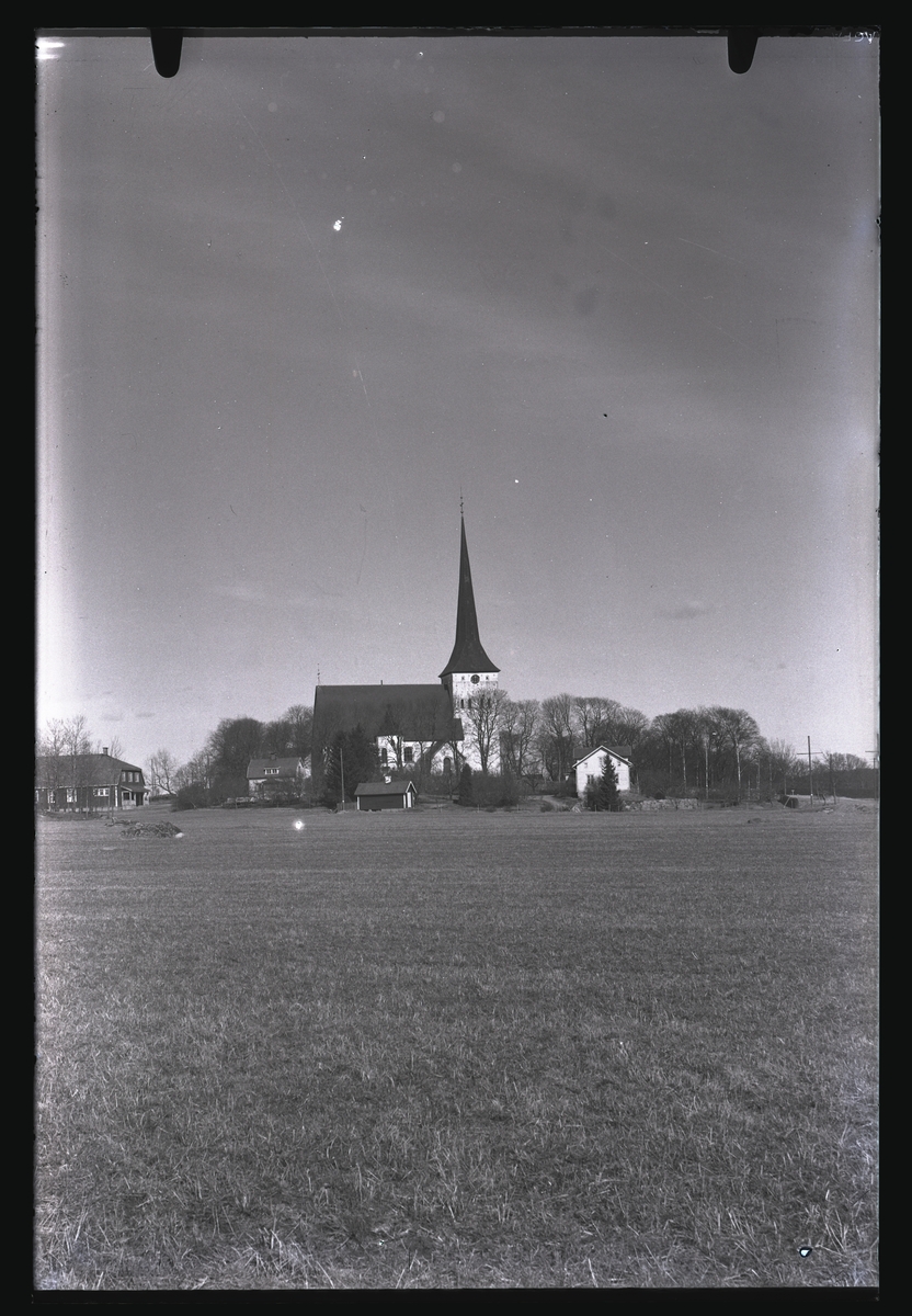 Romfartuna kyrka från söder.