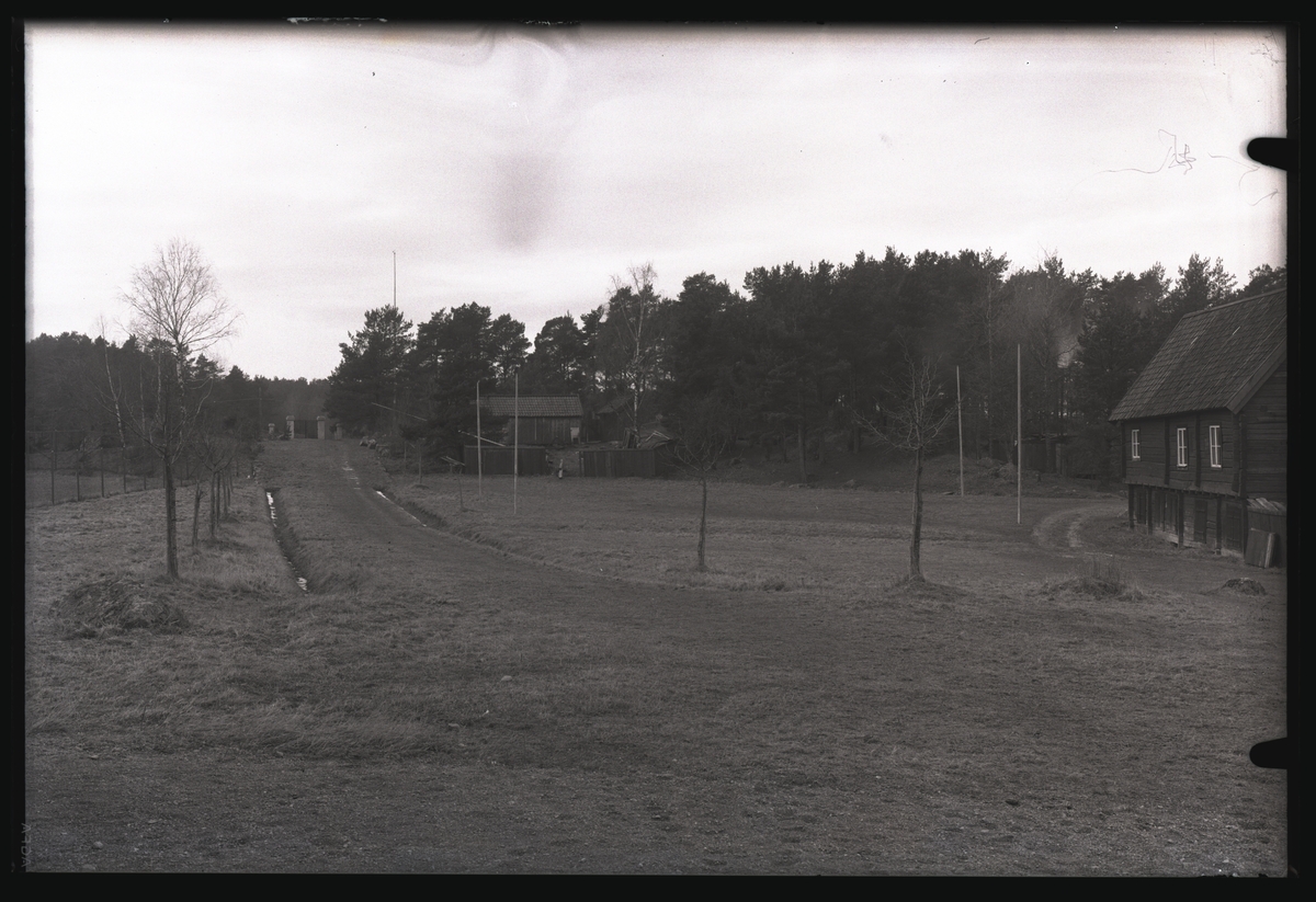 Uthus under rivning, från herrgådsplanen, på Vallby friluftsmuseum, Västerås.