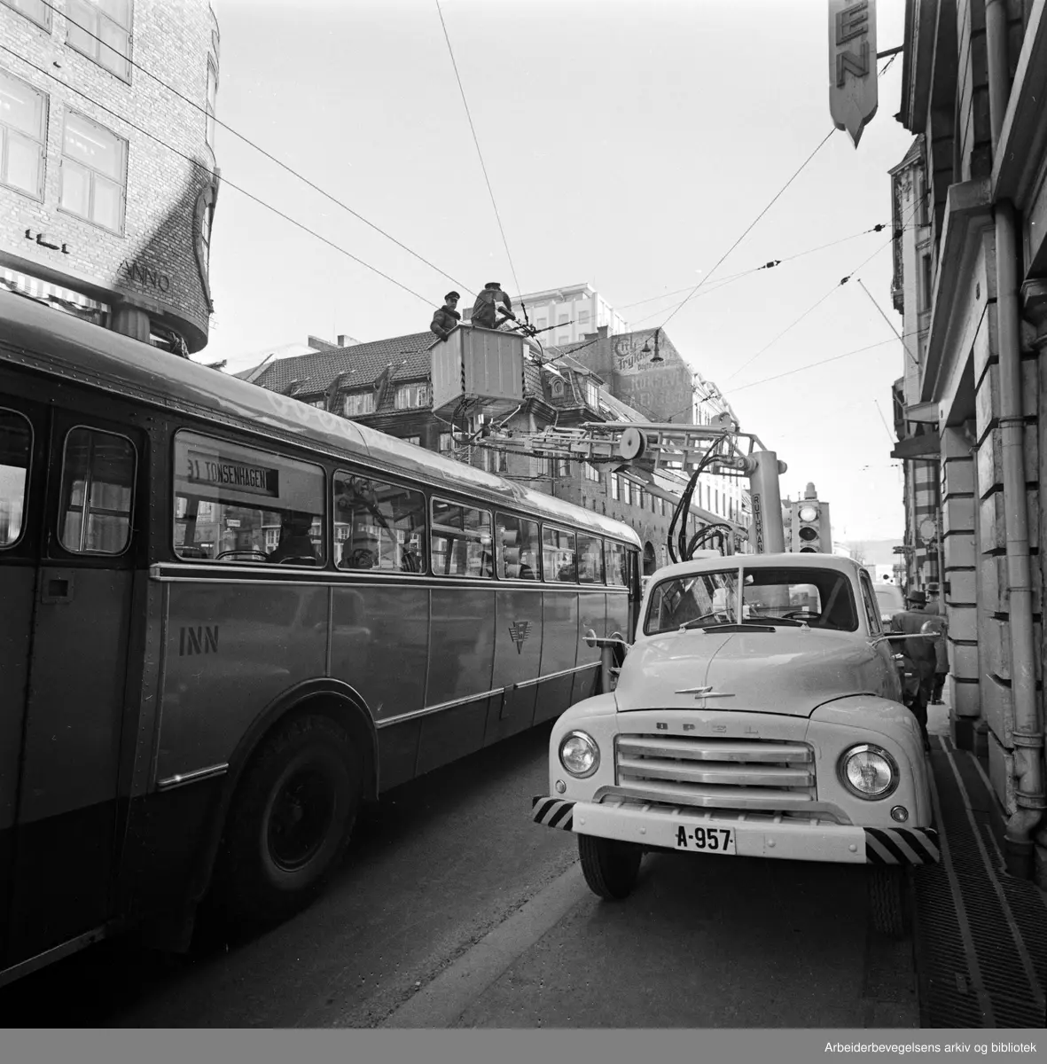 Sporveisarbeidere retter feil i ledningsnettet. Rådhusgata. November 1960.