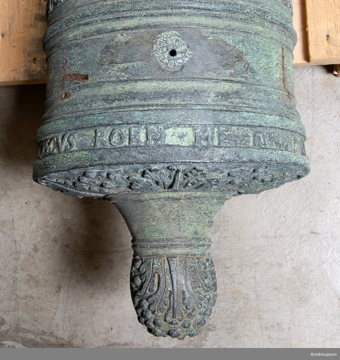 Grupp A I.
Med Kristian IV:s namnchiffer och därunder gjutåret 1645; å kammarbandet inskriften: FRANCISCUS. ROEN. ME. FECIT. GLYCKSTADT. (Frans Roen gjorde mig i Glückstadt) Loppets relativa längd: 21 kal.  Kaliber: 9,8 cm. Deuvhalsen märkt "4", vänster tapp märkt "1".