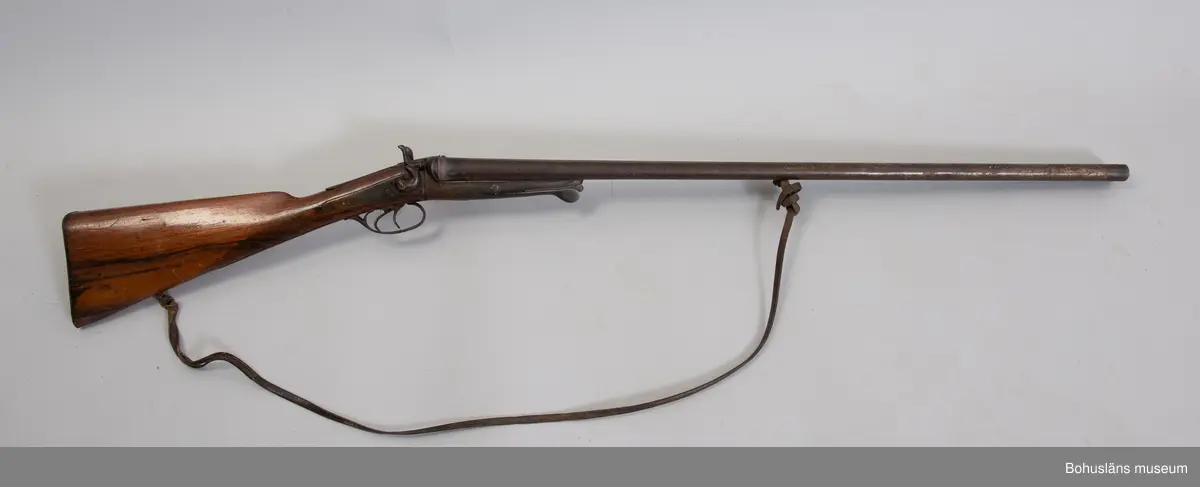 Kulgevär Remington, kaliber 12 mm?
Enkelpipig.  Tolvkalibrigt. Stock av trä. Bakplåt av järn. Bärrem av läder.