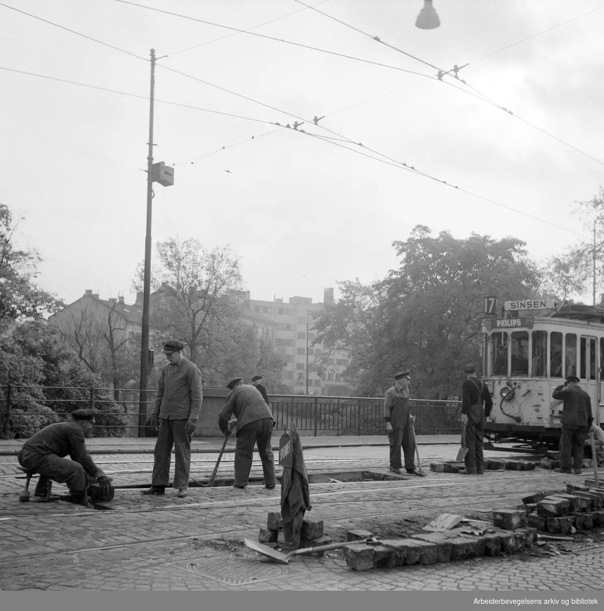 Sporveisarbeidere. Nybrua i Oslo. Oktober 1951.