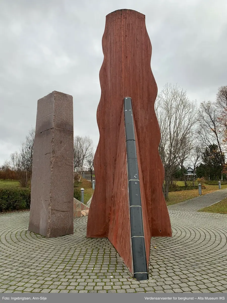 Skulpturen "Løfte opp" av billedhuggeren Gunnar Torvund ble montert sommeren 1991. Skulpturen er inspirert av helleristningene i Hjemmeluft og henspeiler på furene i helleristningsfigurene og verktøyet som formet ristningene. Søyleveggen i rød betong forestiller furen i helleristningene. Furen eller sporet er forstørret opp og satt på høykant. Den ovale granittsøylen er symbol på selve livet eller verktøyet som hugger helleristningene. Bak betongsøylen er det en trekant som på toppen er dekket med sort granitt (diabas). Denne er der for å styrke konstruksjonen og for å binde sammen de forskjellige elementene. Trekantformen er den formen som tilskueren møter først. Trekanten skal få tilskueren til å løfte blikket. Formen er støpt i betong og dekket med fliser i lys marmor.