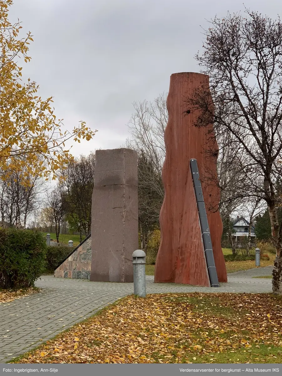 Skulpturen "Løfte opp" av billedhuggeren Gunnar Torvund ble montert sommeren 1991. Skulpturen er inspirert av helleristningene i Hjemmeluft og henspeiler på furene i helleristningsfigurene og verktøyet som formet ristningene. Søyleveggen i rød betong forestiller furen i helleristningene. Furen eller sporet er forstørret opp og satt på høykant. Den ovale granittsøylen er symbol på selve livet eller verktøyet som hugger helleristningene. Bak betongsøylen er det en trekant som på toppen er dekket med sort granitt (diabas). Denne er der for å styrke konstruksjonen og for å binde sammen de forskjellige elementene. Trekantformen er den formen som tilskueren møter først. Trekanten skal få tilskueren til å løfte blikket. Formen er støpt i betong og dekket med fliser i lys marmor.