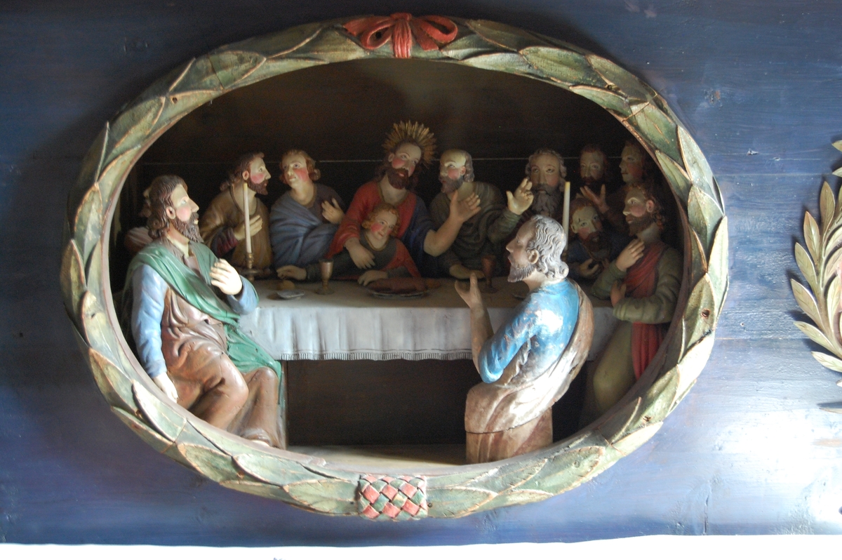 Altertavlen har en serie med motiver. I midtaksen står nedenfra og opp Nattverden, Korsfestelsen, Oppstandelsen og Dommedag. I tillegg finnes figurer med Kristus som verdens hyrde, Johannes døperen og evangelistene Matteus, Markus, Lukas og Johannes. Utenom dette finens også to våpenskjold, ett med en hånd som holder en drueklase og ett med en blomst.