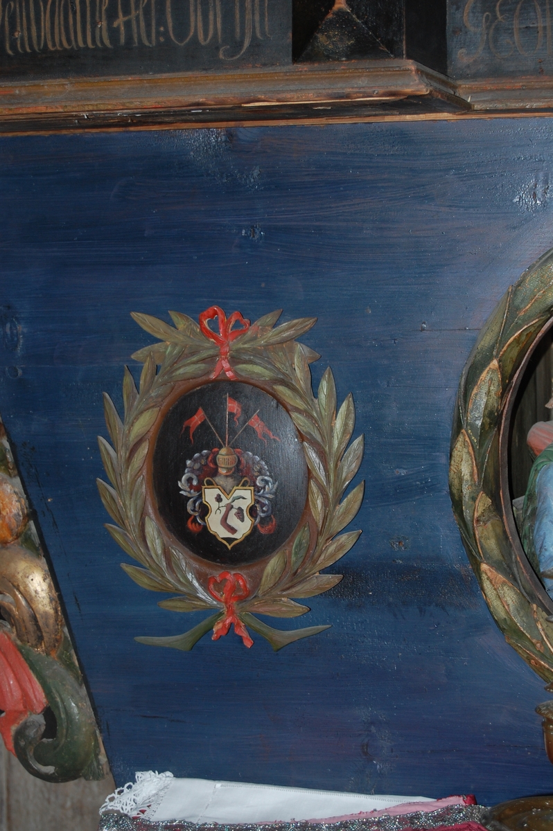Altertavlen har en serie med motiver. I midtaksen står nedenfra og opp Nattverden, Korsfestelsen, Oppstandelsen og Dommedag. I tillegg finnes figurer med Kristus som verdens hyrde, Johannes døperen og evangelistene Matteus, Markus, Lukas og Johannes. Utenom dette finens også to våpenskjold, ett med en hånd som holder en drueklase og ett med en blomst.