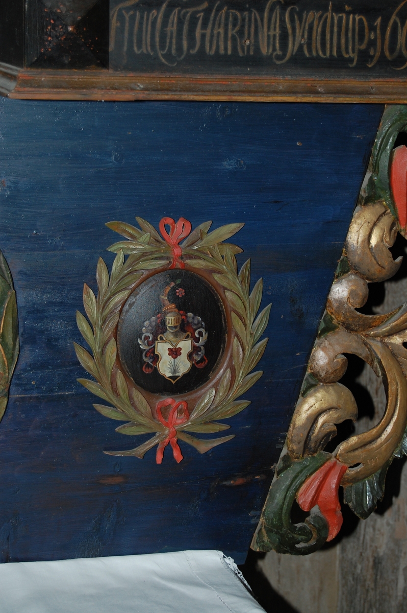 Altertavlen har en serie med motiver. I midtaksen står nedenfra og opp Nattverden, Korsfestelsen, Oppstandelsen og Dommedag. I tillegg finnes figurer med Kristus som verdens hyrde, Johannes døperen og evangelistene Matteus, Markus, Lukas og Johannes. Utenom dette finens også to våpenskjold, ett med en hånd som holder en drueklase og ett med en blomst.