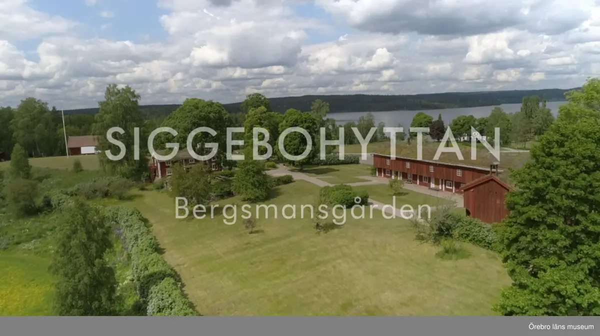 Välkommen till Siggebohyttans bergsmansgård, belägen i hjärtat av bergslagen mellan Nora och Lindesberg. Filmen tar dig med på ett besök i bergsmansfamiljens hem från mitten på 1800-talet, men också till skogen intill där det finns spår av bergshanteringen och de gamla gruvorna. I omgivningarna har järn brutits sedan medeltiden och gården och vandringsleden tillsammans ger en bra bild av bergslagens storhetstid och en viktig del av bakgrunden till Sveriges välstånd och vår gemensamma historia.
Siggebohyttan är idag ett museum och besöksmål, öppet sommartid, som ägs och drivs av Örebro läns museum.
Filmen är producerad av Örebro läns museum och TakeOff Video.