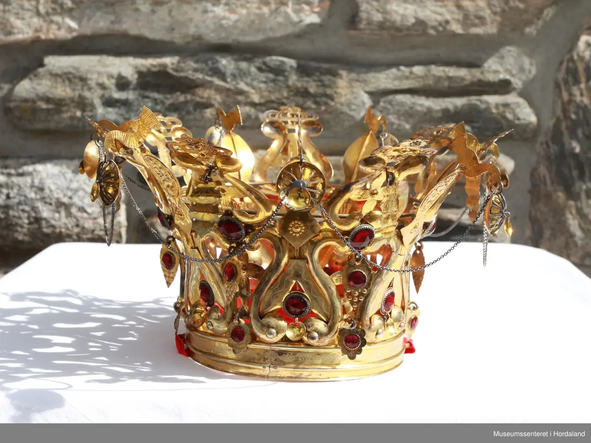 Ein grønn glass-stein, 30 stk. raude glassteinar, hengjande lauv, fuglar