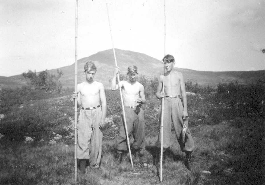 Ved Villdalen mot Storhøgda. Sigurd Mikkelsen, Trygve og Tollef Thorsteinsen. Å40