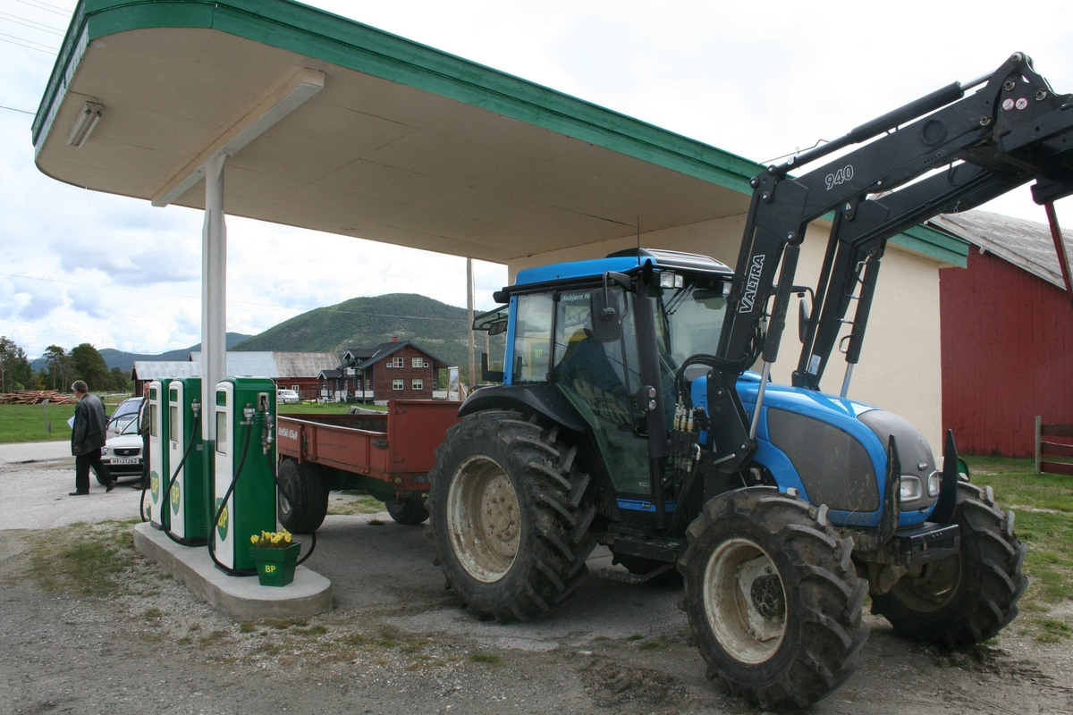 Bensinstasjonen på Grimsbu, Traktor