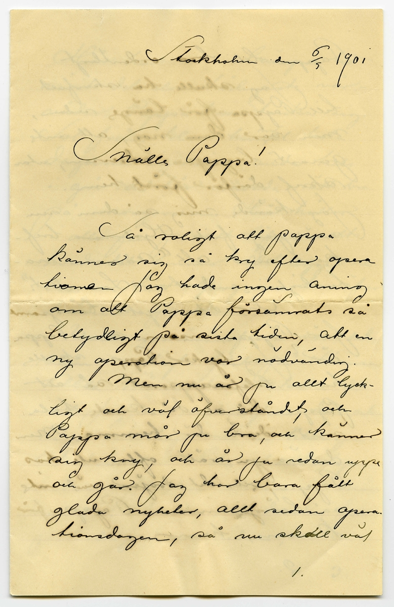 Brev 1901-05-06 från John Bauer till Joseph Bauer, bestående av sex sidor skrivna på fram- och baksidan av två vikta pappersark. Huvudsaklig skrift handskriven med svart bläck.
.
BREVAVSKRIFT:
.
[Sida 1]
Stockholm den 6/5 1901
Snälle Pappa!
Så roligt att pappa
känner sig så kry efter opera
tionen Jag hade ingen aning
om att Pappa försämrats så
betydligt på sista tiden, att en
ny operation var nödvändig.
Men nu är ju allt lyck-
ligt och väl öfverståndet, och
Pappa mår ju bra, och känner
sig kry, och är ju redan uppe
och går. Jag har bara fått
glada nyheter, allt sedan opera-
tionsdagen, så nu skall väl
1.
.
[Sida 2]
Pappa bli bra ordentligt
Jag skulle ha skrifvet
till Pappa för länge sedan,
men var dum nog, att inte
genast begripa adressen, utan
skref därför först hem.
Jag kände mig så dum nu
när jag fick Hjalmars bref-
kort med att ”Adressen na-
turligtvis endast är Lasarettet”.
Är det mycke långsamt
för Pappa, ensam som Pappa
är? Jag tycker Pappa skulle
ha en telefonapparat så att
Pappa då och då kunde tala
med dem där hemma Men
de äro ju rätt ofta ute hos
Pappa, och det dröjer väl inte
så länge innan Pappa får komma hem
2.
.
[Sida 3]
Här har nu en längre tid
varit det alra härligaste vår-
väder Pappa kan tänka sig.
Sol från klar [inskrivet: m] himmel hela
dagarna igenom ända tills
i går då här snöade rätt bra
på morgonen. Här håller
i alla fall på att löfvas allt
hvad det hinner. Det ligger re-
dan en lätt ljusgrön ton öfver
träden i parkerna.
Valborgsmässoafton var det
som vanligt fäst på Skansen
Alla människor skulle dit
ut. Jag var naturligtvis där ock-
så i sällskap med en klunga 
Akademister. Hela strandvägen
var en oafbruten ström af män
niskor. Droska vid droska full-
packade på ena sidan, och en
.
[Sida 4]
likadan rad med tomma
på andra sidan, som körde
för att hämta mera folk.
Men så var det också fullpackat
där uppe på Skansen. Hvart
man skulle gå fick man
tränga sig fram genom folk
massorna. Fru Lindström
träffade jag, och hon hade rys-
ligt svårt för att reda sig
tjock som hon är. Det lär ha varit
öfver 26,000 personer där uppe
1. Maj åkte vi ett
rätt stort sällskap Akademister [inskrivet: både flickor och pojkar]
med ångbåt ut till en liten
ö i skärgården. Därifrån
rodde vi till Lidinge värdshus
och marcherade landsvägen
till Djurgårdsbrunns värdshus,
drucko te och åto smörgåsar
4.
.
[Sida 5]
och promenerade sedan arm 
i arm i månskenet hem
till staden. Det var den
härligaste första maj jag
någonsin varit med om.
Nu är det ett fasligt gno-
ende på Anatomien. Vi ska
ta examen dn 21. Alting
går bara ut på Anatomi. Un-
der alla lektioner resoneras
inte om annat än Anatomi
Med ett ord. Under de här
dagarna till den 21 kommer
ingenting annat att exaltera
för oss än Anatomi. Lika-
dant var det med Perspek-
tivet. Man går gärna och
[överstruket streck över a] slöar för de där ämnena
hela året ända till de
sista dagarna före tentamen
5.
.
[Sida 6]
men då är man tvungen
att klämma i utaf bara 
katten.
Ja Pappa kryar väl på sig
till nästa gång jag skrifver.
Adjö så länge
Pappa lille
Mellapojken