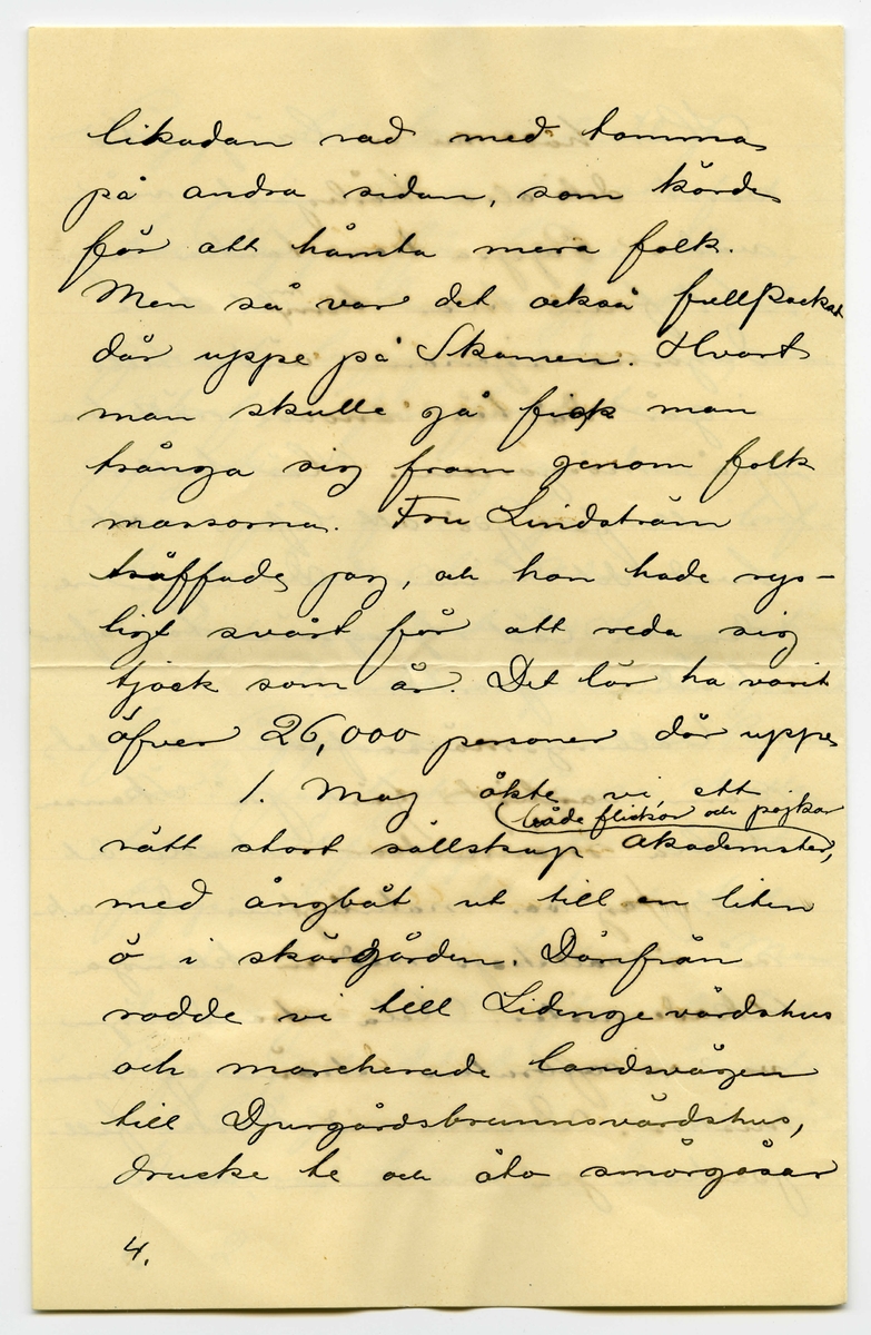 Brev 1901-05-06 från John Bauer till Joseph Bauer, bestående av sex sidor skrivna på fram- och baksidan av två vikta pappersark. Huvudsaklig skrift handskriven med svart bläck.
.
BREVAVSKRIFT:
.
[Sida 1]
Stockholm den 6/5 1901
Snälle Pappa!
Så roligt att pappa
känner sig så kry efter opera
tionen Jag hade ingen aning
om att Pappa försämrats så
betydligt på sista tiden, att en
ny operation var nödvändig.
Men nu är ju allt lyck-
ligt och väl öfverståndet, och
Pappa mår ju bra, och känner
sig kry, och är ju redan uppe
och går. Jag har bara fått
glada nyheter, allt sedan opera-
tionsdagen, så nu skall väl
1.
.
[Sida 2]
Pappa bli bra ordentligt
Jag skulle ha skrifvet
till Pappa för länge sedan,
men var dum nog, att inte
genast begripa adressen, utan
skref därför först hem.
Jag kände mig så dum nu
när jag fick Hjalmars bref-
kort med att ”Adressen na-
turligtvis endast är Lasarettet”.
Är det mycke långsamt
för Pappa, ensam som Pappa
är? Jag tycker Pappa skulle
ha en telefonapparat så att
Pappa då och då kunde tala
med dem där hemma Men
de äro ju rätt ofta ute hos
Pappa, och det dröjer väl inte
så länge innan Pappa får komma hem
2.
.
[Sida 3]
Här har nu en längre tid
varit det alra härligaste vår-
väder Pappa kan tänka sig.
Sol från klar [inskrivet: m] himmel hela
dagarna igenom ända tills
i går då här snöade rätt bra
på morgonen. Här håller
i alla fall på att löfvas allt
hvad det hinner. Det ligger re-
dan en lätt ljusgrön ton öfver
träden i parkerna.
Valborgsmässoafton var det
som vanligt fäst på Skansen
Alla människor skulle dit
ut. Jag var naturligtvis där ock-
så i sällskap med en klunga 
Akademister. Hela strandvägen
var en oafbruten ström af män
niskor. Droska vid droska full-
packade på ena sidan, och en
.
[Sida 4]
likadan rad med tomma
på andra sidan, som körde
för att hämta mera folk.
Men så var det också fullpackat
där uppe på Skansen. Hvart
man skulle gå fick man
tränga sig fram genom folk
massorna. Fru Lindström
träffade jag, och hon hade rys-
ligt svårt för att reda sig
tjock som hon är. Det lär ha varit
öfver 26,000 personer där uppe
1. Maj åkte vi ett
rätt stort sällskap Akademister [inskrivet: både flickor och pojkar]
med ångbåt ut till en liten
ö i skärgården. Därifrån
rodde vi till Lidinge värdshus
och marcherade landsvägen
till Djurgårdsbrunns värdshus,
drucko te och åto smörgåsar
4.
.
[Sida 5]
och promenerade sedan arm 
i arm i månskenet hem
till staden. Det var den
härligaste första maj jag
någonsin varit med om.
Nu är det ett fasligt gno-
ende på Anatomien. Vi ska
ta examen dn 21. Alting
går bara ut på Anatomi. Un-
der alla lektioner resoneras
inte om annat än Anatomi
Med ett ord. Under de här
dagarna till den 21 kommer
ingenting annat att exaltera
för oss än Anatomi. Lika-
dant var det med Perspek-
tivet. Man går gärna och
[överstruket streck över a] slöar för de där ämnena
hela året ända till de
sista dagarna före tentamen
5.
.
[Sida 6]
men då är man tvungen
att klämma i utaf bara 
katten.
Ja Pappa kryar väl på sig
till nästa gång jag skrifver.
Adjö så länge
Pappa lille
Mellapojken