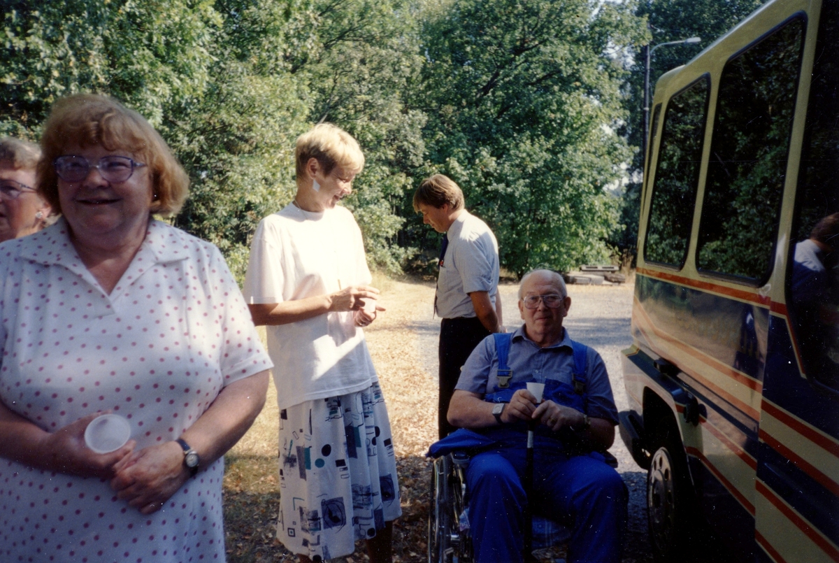 Brattåsgårdens äldreboende besöker Hembygdsgården Långåker i samband med cirkelavslutning*, 1990-tal. Från vänster: 1. (delvis skymd) Majken Olsson, 2. Gunvor Olsson, 3. terapibiträde Gunvor Johansson, 4. chaufför från Leja Touring Gunvar Olsson 5. Stig Aronsson (i rullstol).