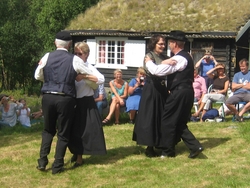 "Malena-Knut" med følge, dans på setervangen