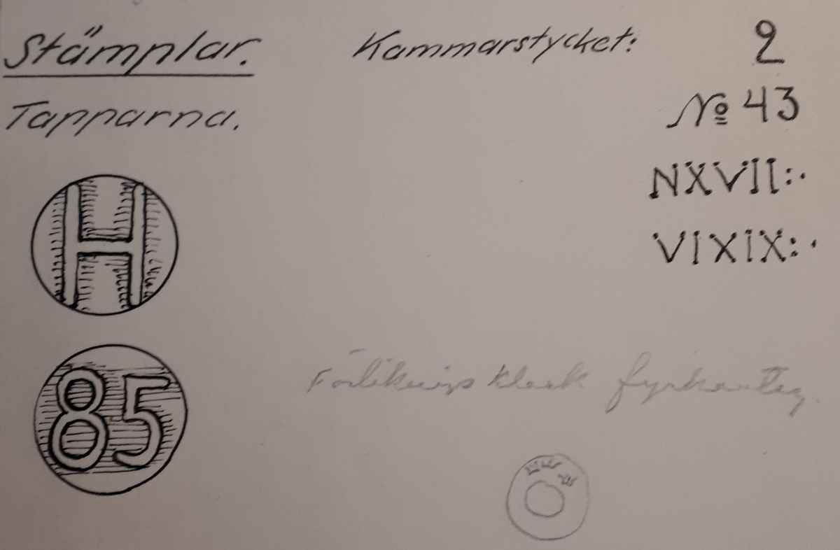 6 pundig slätborrad framladdningskanon av järn med tillhörande lavettage, även det av järn. Fyrkantig förlikningsklack.
Lavetten vilar med 4 hjul på en underliggande ram, på vilken rekylen sker. Ramens dimention är 2050 x 820 mm.