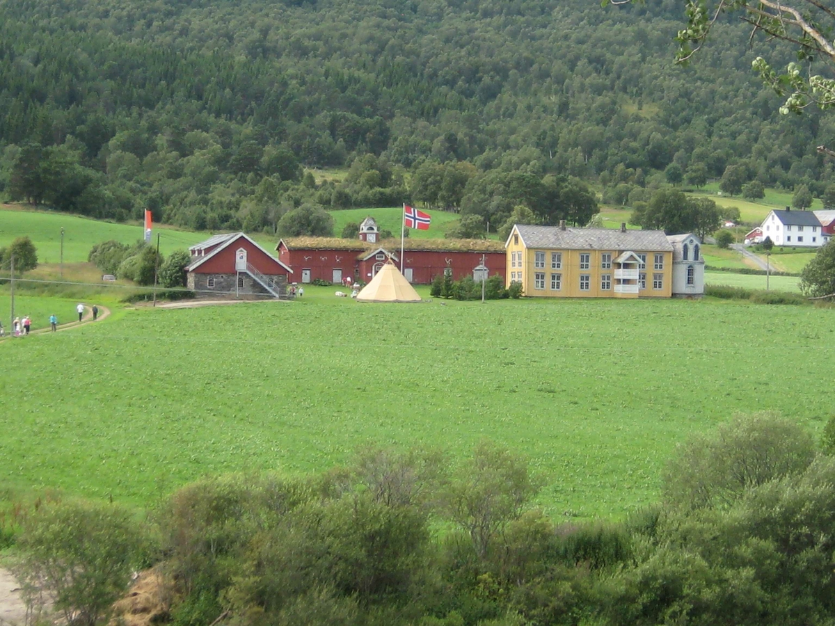 Ny hengebru på Vollan - åpning - utsikt mot Vollan