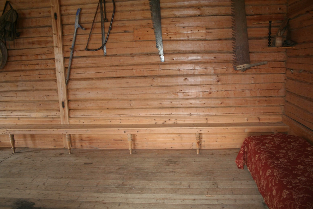 Dansesal, snekkerstue (I følge info er huset brukt som snekkerstue, mulig opprinnelig dansesal